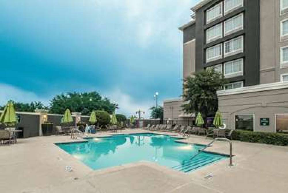 La Quinta Inn & Suites Arlington North 6 Flags Dr 8