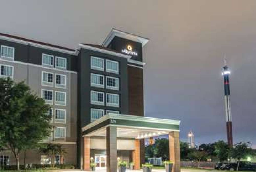 La Quinta Inn & Suites Arlington North 6 Flags Dr 3