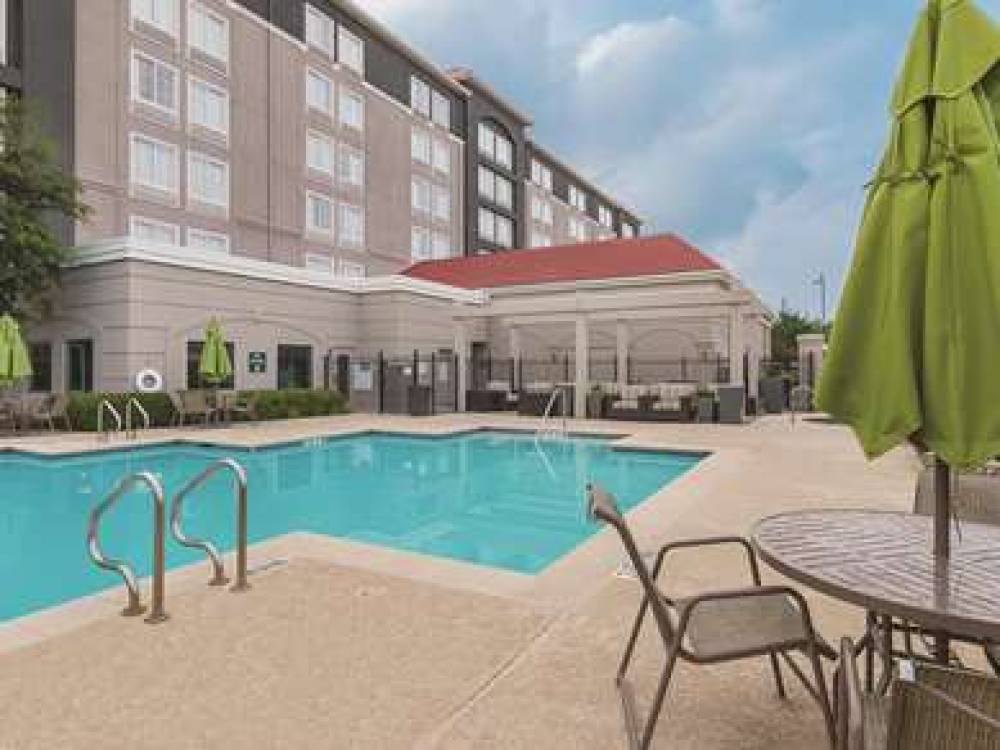 La Quinta Inn & Suites Arlington North 6 Flags Dr 10