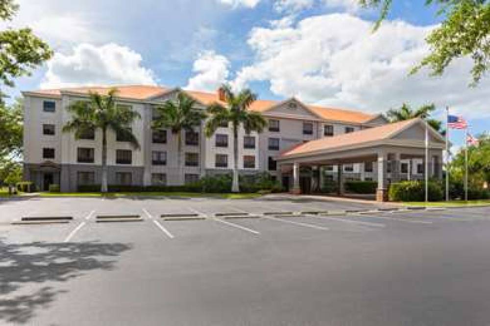 La Quinta Inn & Suites Bonita Springs Naples North 4