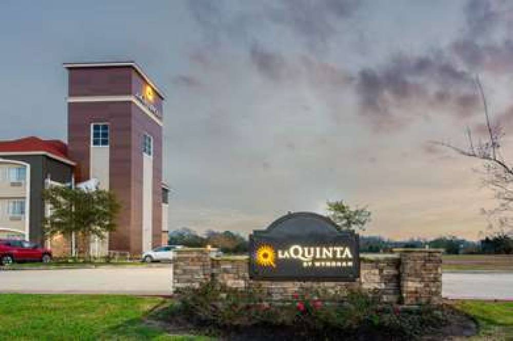 La Quinta Inn & Suites Bridge City 4