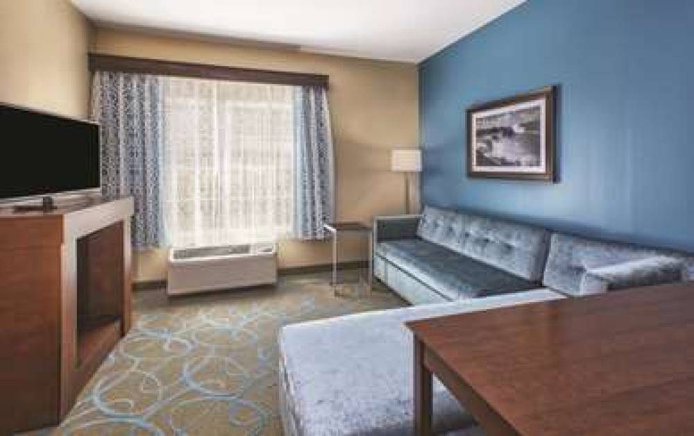 La Quinta Inn & Suites By Wyndham Niagara Falls 8