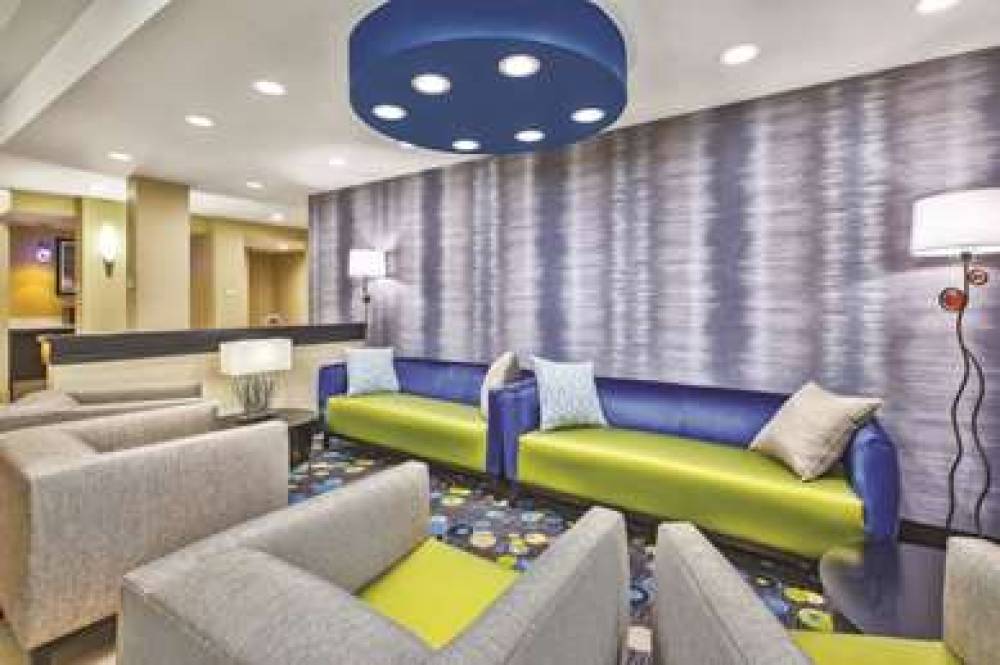 La Quinta Inn & Suites By Wyndham Niagara Falls 3