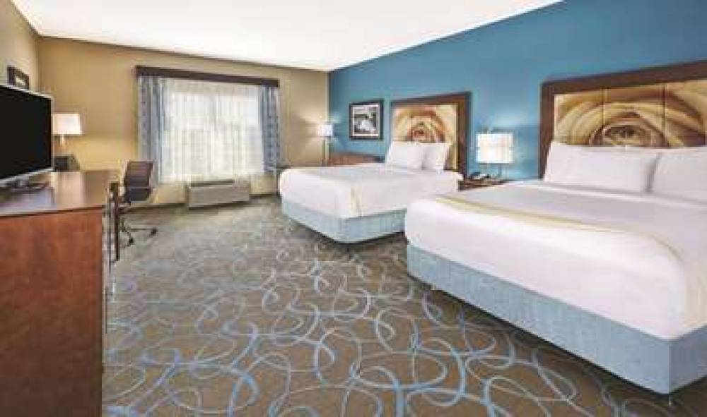 La Quinta Inn & Suites By Wyndham Niagara Falls 10