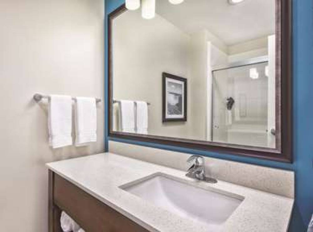 La Quinta Inn & Suites By Wyndham Niagara Falls 7