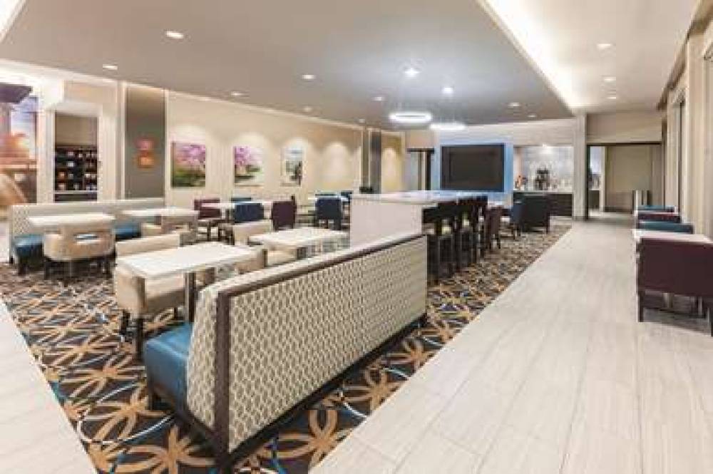 La Quinta Inn & Suites By Wyndham Terre Haute 3