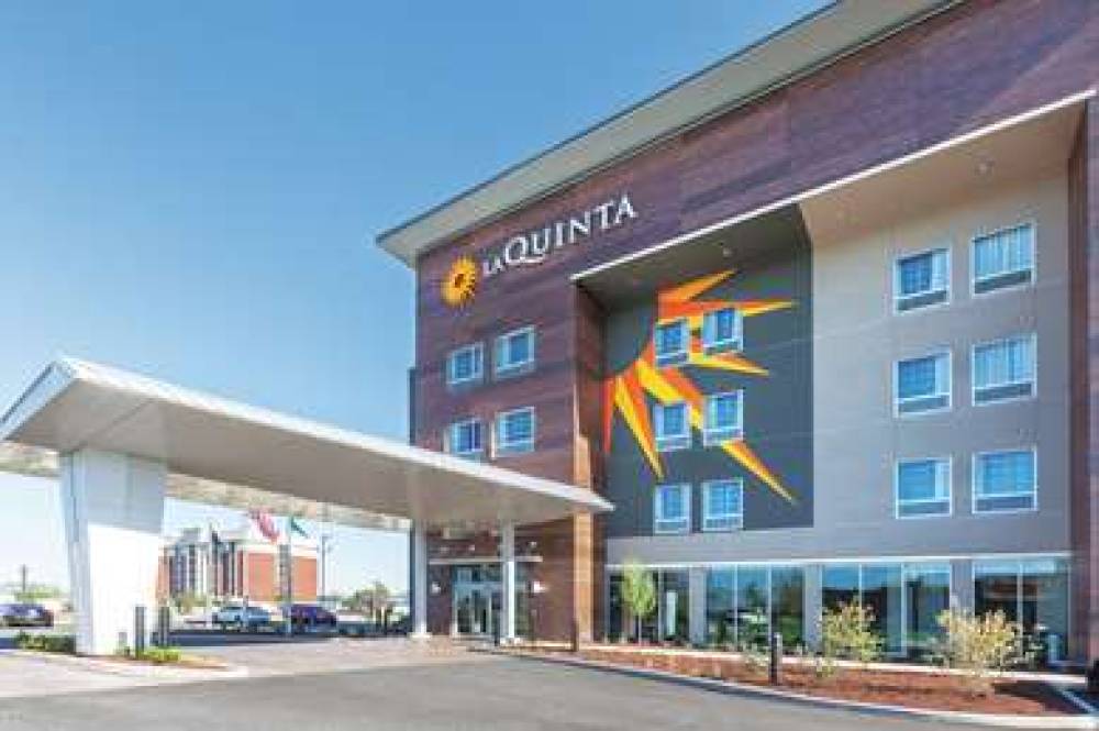 La Quinta Inn & Suites By Wyndham Terre Haute 1