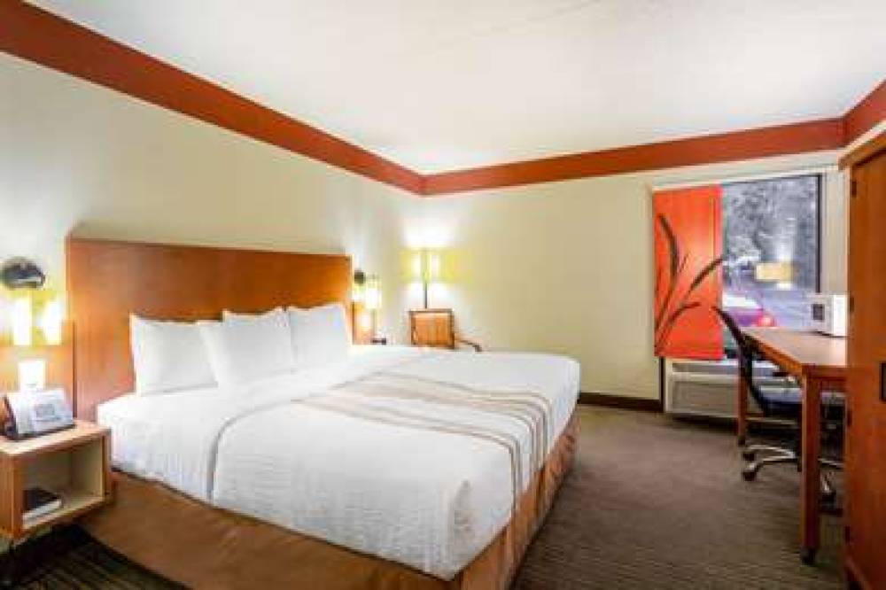 La Quinta Inn & Suites Charlotte Airport North 8