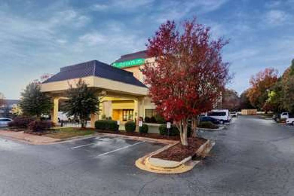 La Quinta Inn & Suites Charlotte Airport North 2