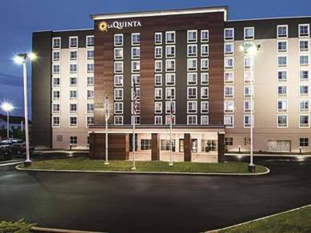 La Quinta Inn & Suites Cincinnati Sharonville 2