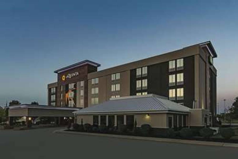 La Quinta Inn & Suites Cleveland Airport West 4