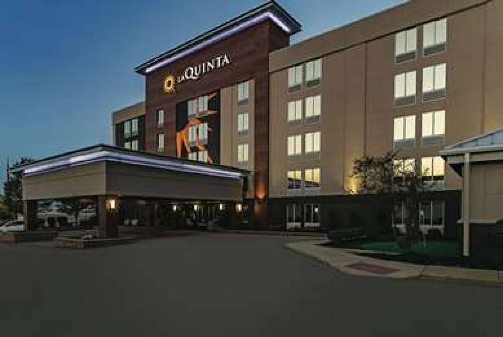 La Quinta Inn & Suites Cleveland Airport West