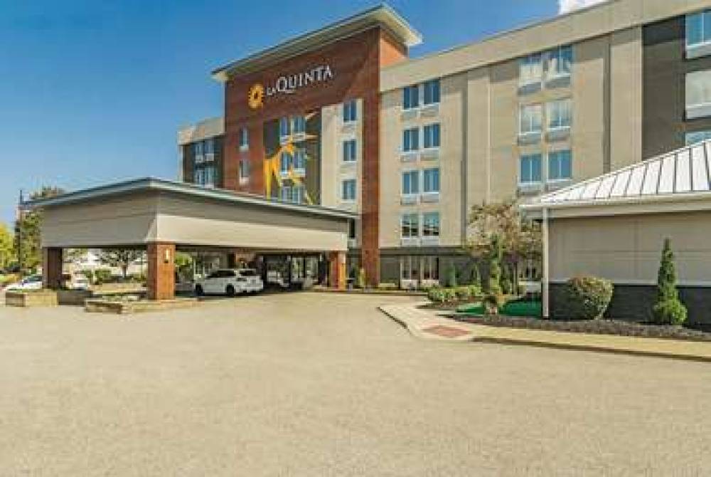 La Quinta Inn & Suites Cleveland Airport West 1