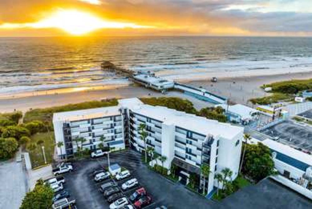 La Quinta Inn & Suites Cocoa Beach Oceanfront 2