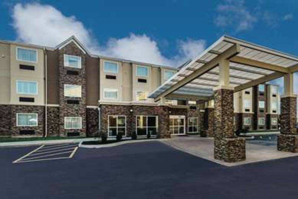 La Quinta Inn & Suites Collinsville - St. Louis 1