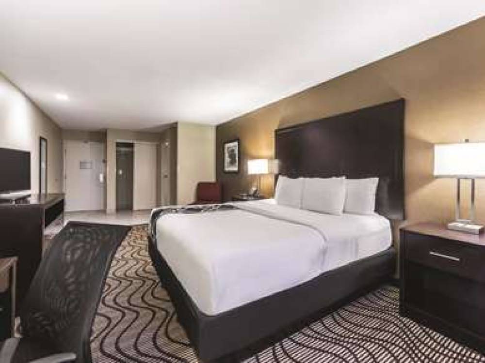 La Quinta Inn & Suites Collinsville - St. Louis 10