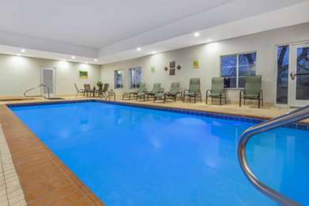 La Quinta Inn & Suites Columbus - Edinburgh 8