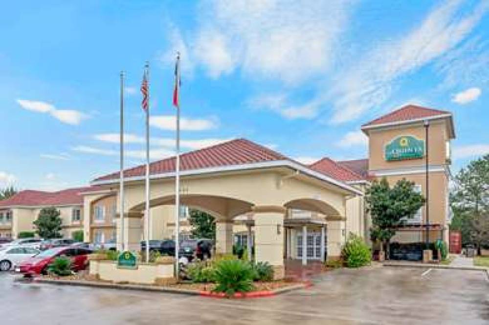 La Quinta Inn & Suites Conroe 2