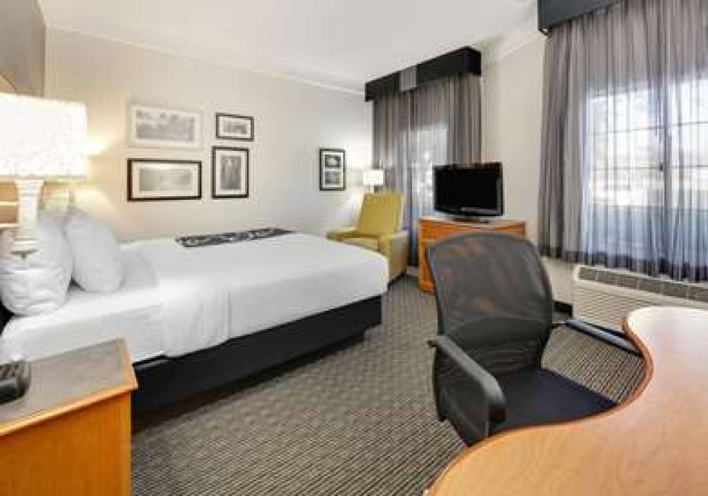 La Quinta Inn & Suites Dallas - Addison Galleria 9