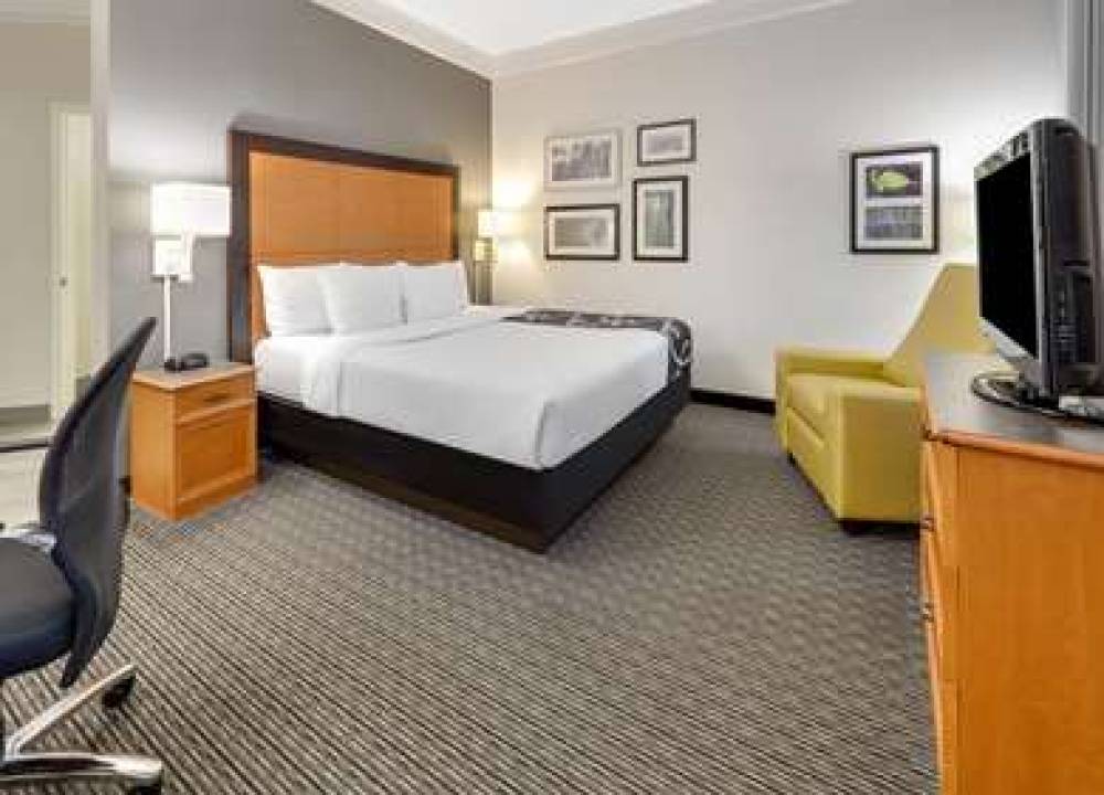 La Quinta Inn & Suites Dallas - Addison Galleria 8