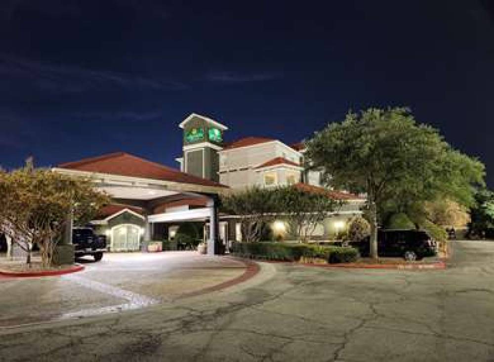 La Quinta Inn & Suites Dallas Arlington South 6