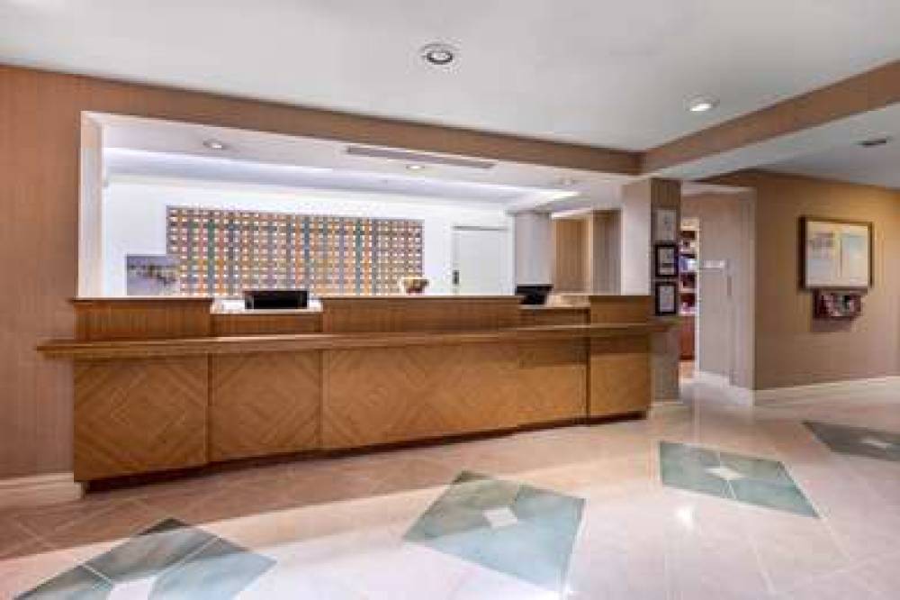 La Quinta Inn & Suites Dallas DFW Airport North 8