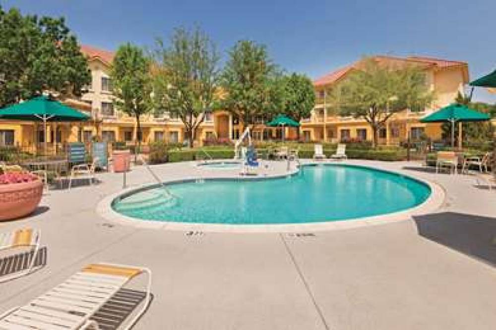 La Quinta Inn & Suites Dallas DFW Airport North 10