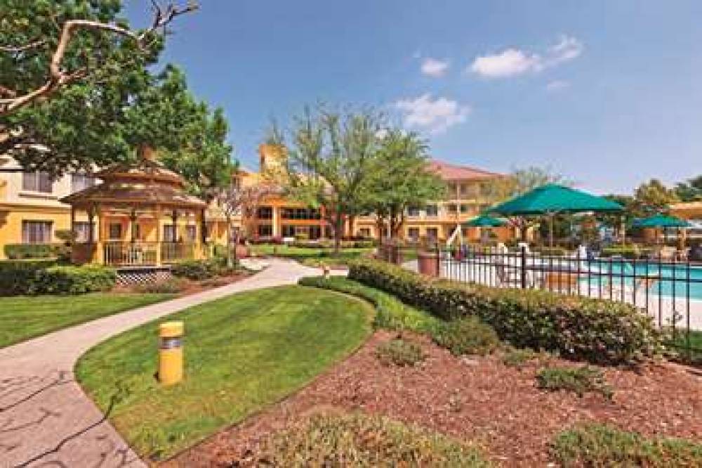 La Quinta Inn & Suites Dallas DFW Airport North 2