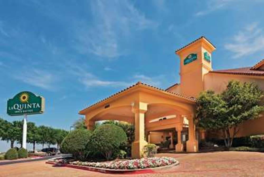 La Quinta Inn & Suites Dallas DFW Airport North 1