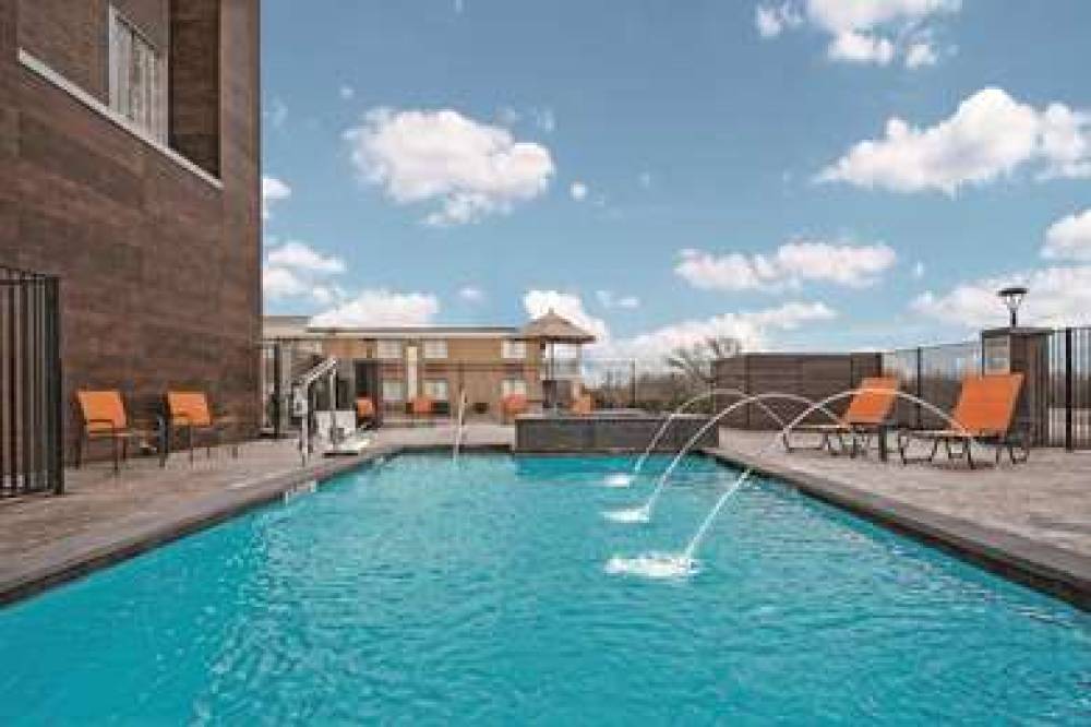 La Quinta Inn & Suites Dallas Grand Prairie North 8