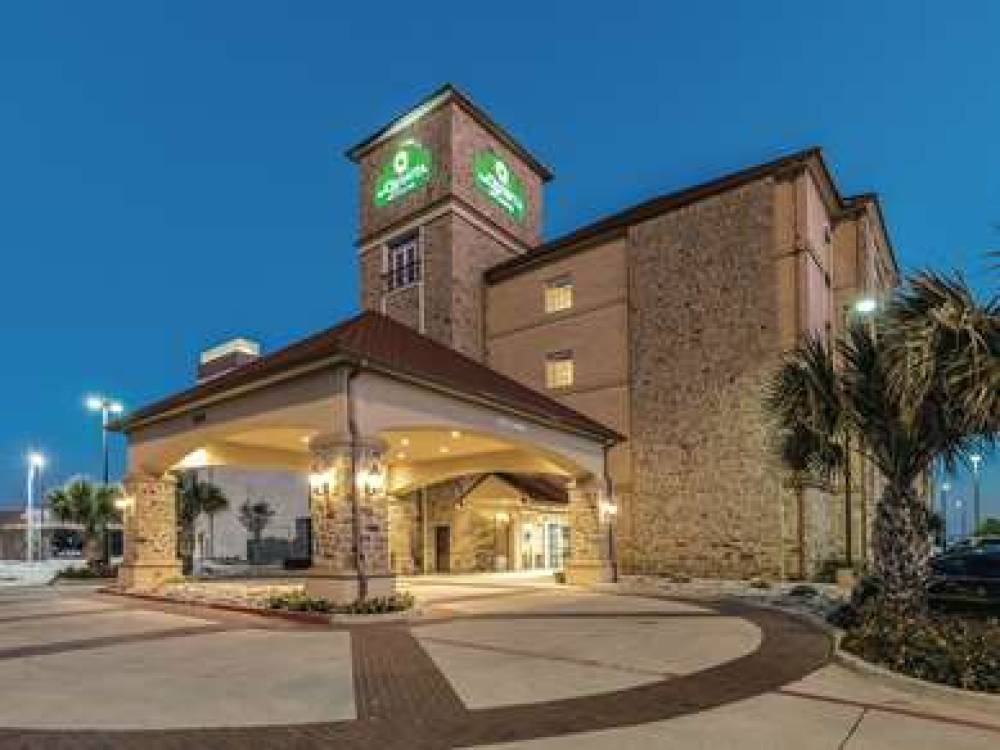 La Quinta Inn & Suites Dallas Grand Prairie South 2