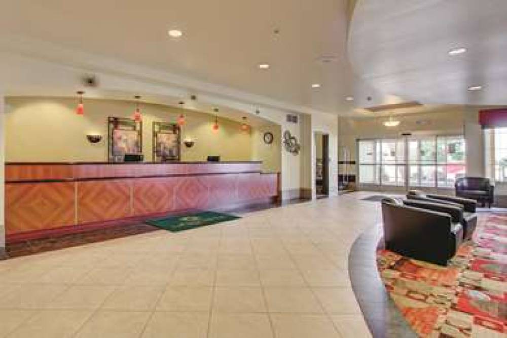 La Quinta Inn & Suites Denver Gateway Park 8