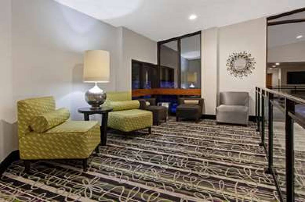 La Quinta Inn & Suites Detroit Metro Airport 8