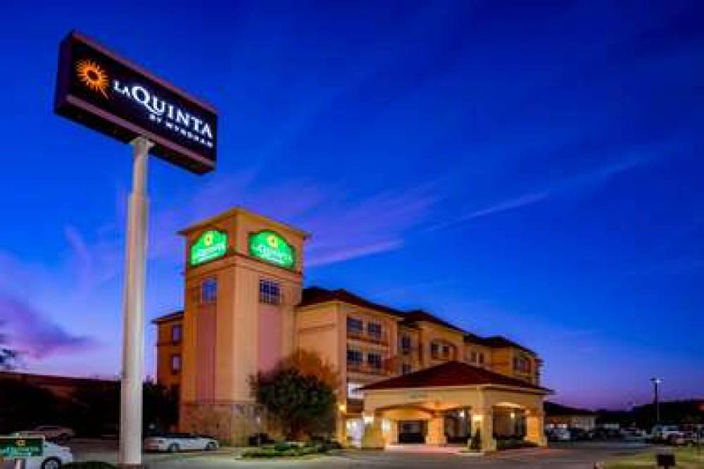 La Quinta Inn & Suites DFW Airport West - Bedford 2