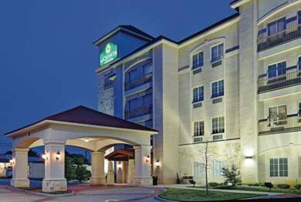 La Quinta Inn & Suites DFW Airport West - Euless 1