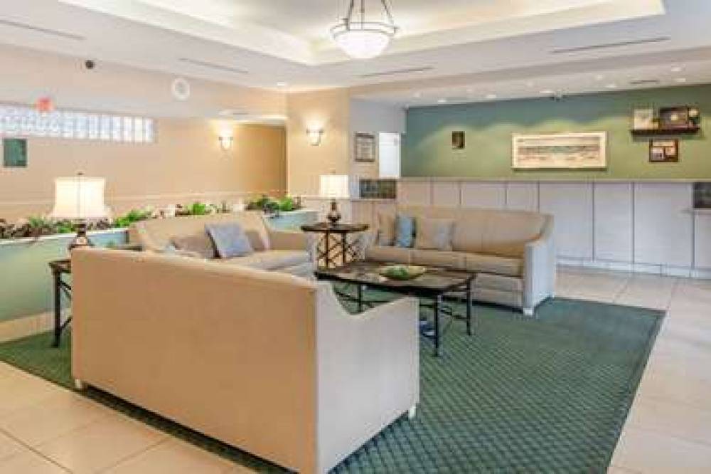 La Quinta Inn & Suites Fort Myers Airport 7