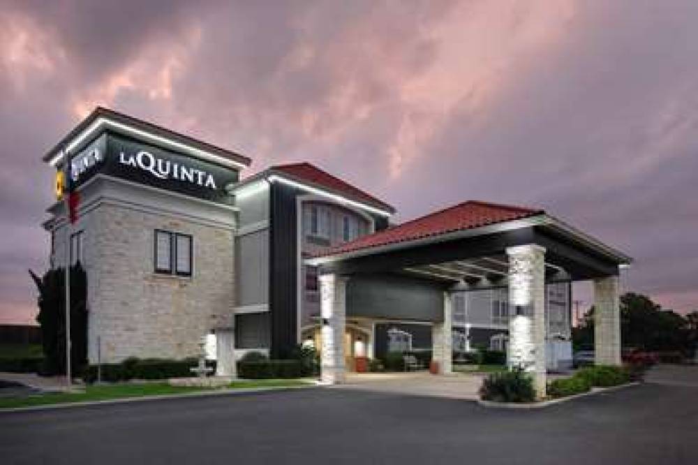 La Quinta Inn & Suites Fredericksburg 3