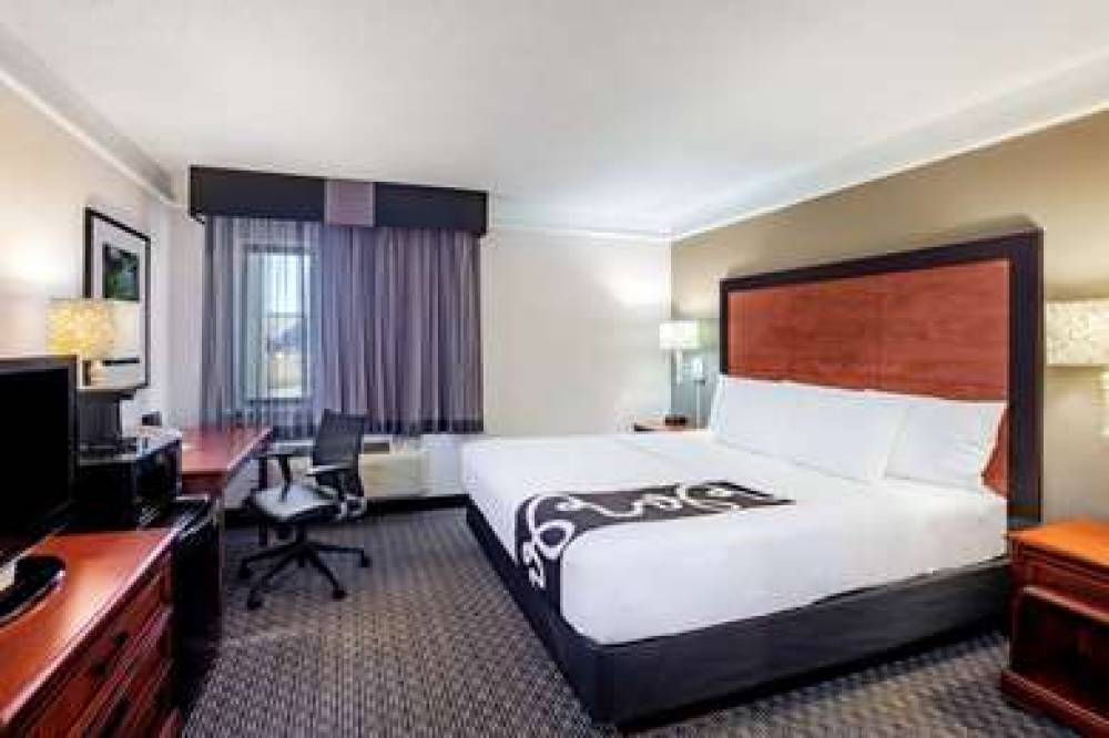 La Quinta Inn & Suites Houston Baytown East 10