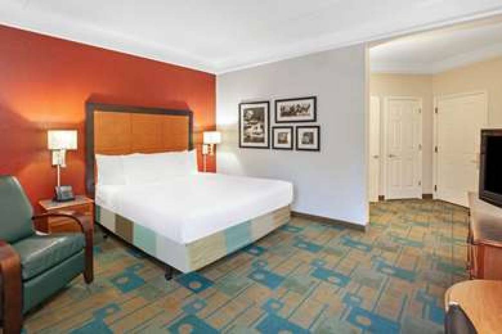 La Quinta Inn & Suites Houston Galleria Area 9