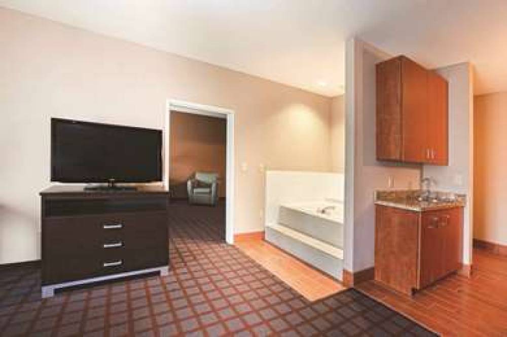 La Quinta Inn & Suites Indianapolis AP Plainfield 7