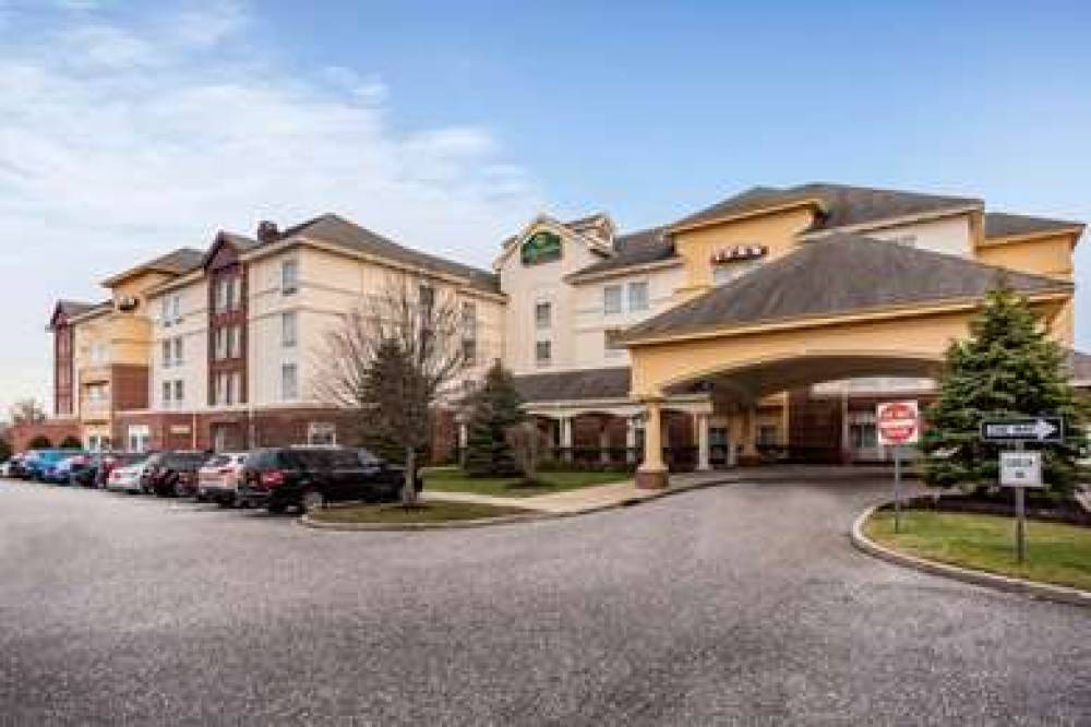 La Quinta Inn & Suites Islip - MacArthur Airport 1