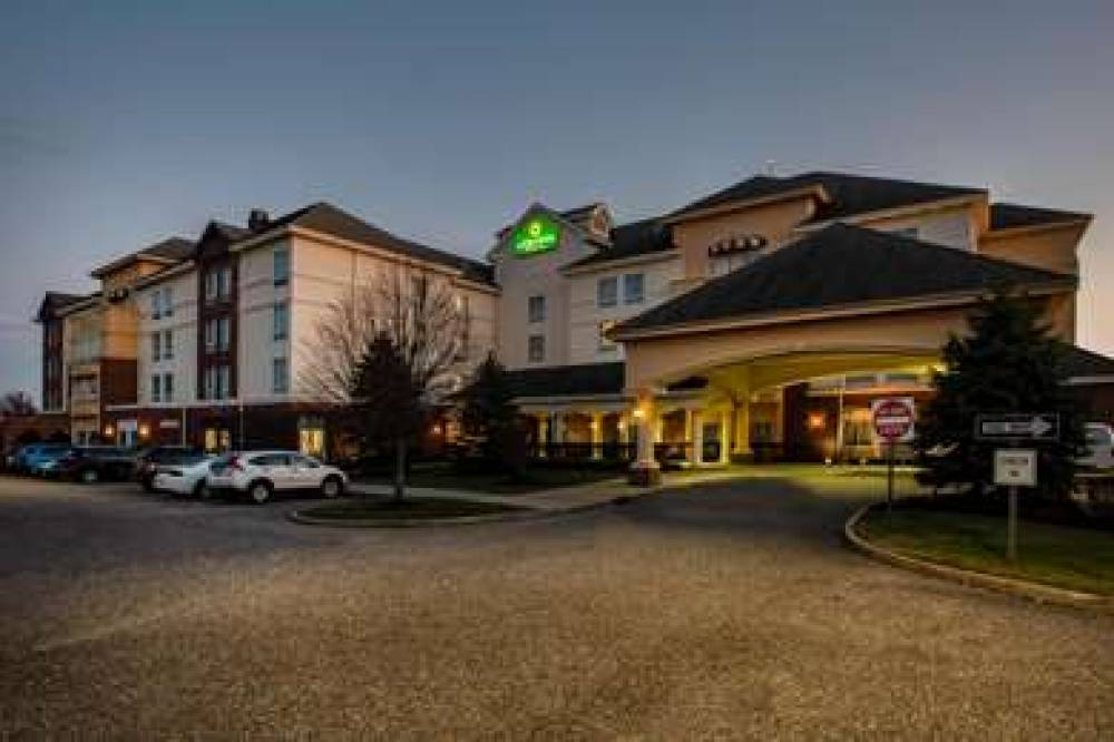 La Quinta Inn & Suites Islip - MacArthur Airport 2