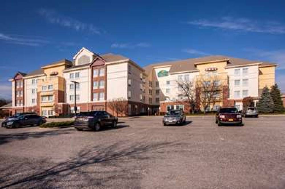 La Quinta Inn & Suites Islip - MacArthur Airport 3