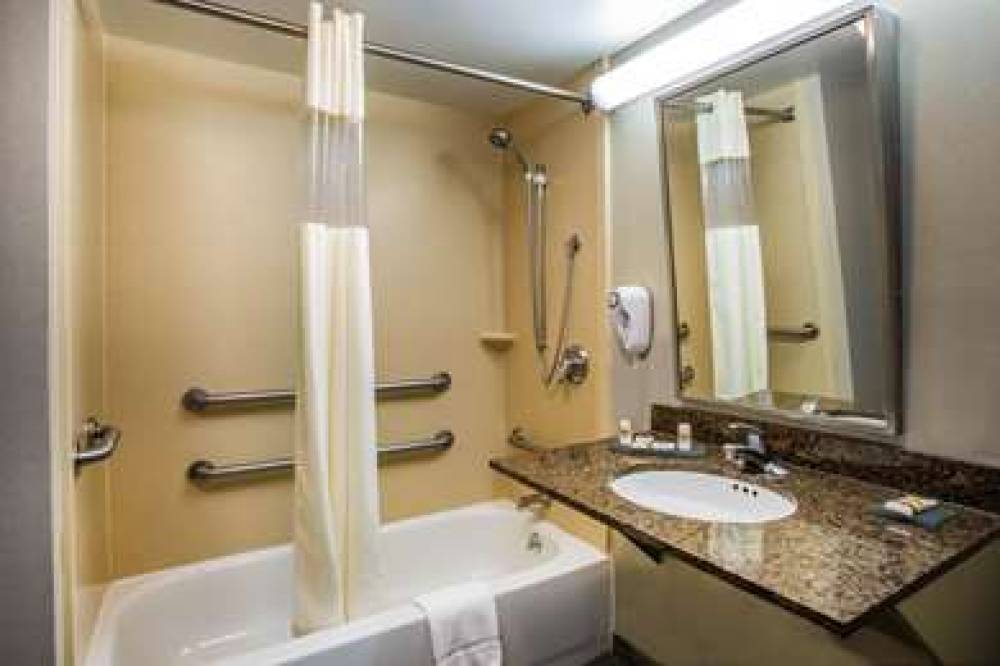 La Quinta Inn & Suites Islip - MacArthur Airport 10