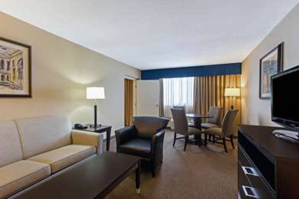 La Quinta Inn & Suites Manchester 5