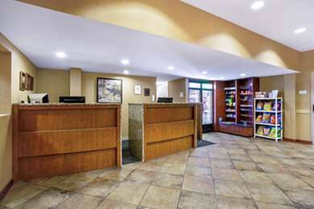 La Quinta Inn & Suites Manchester 10