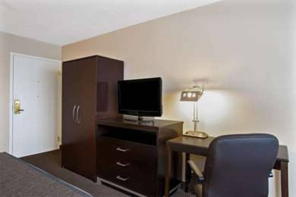 La Quinta Inn & Suites Manchester 8