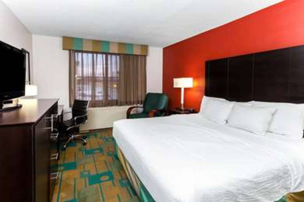 La Quinta Inn & Suites Milwaukee Bayshore Area 9