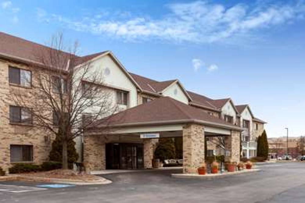 La Quinta Inn & Suites Milwaukee Delafield 1