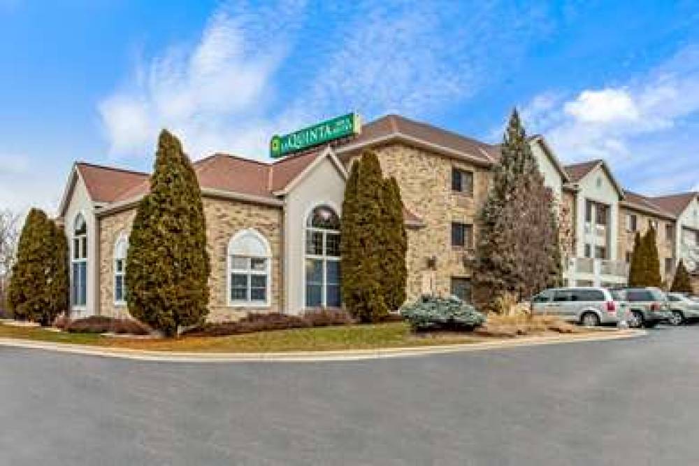 La Quinta Inn & Suites Milwaukee Delafield 2